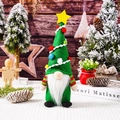 Vue détaillée d'un gnome de Noël avec un bonnet sapin vert et des pompons colorés - Vert