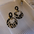 Detalle de pendientes de leopardo con eslabones negro mate y aros de metal dorado - Metal/Resina/Poste de pendiente de plata de ley 925 / Pendientes de Aro Geométricos de Leopardo (2#银针豹纹几何圆圈耳环)