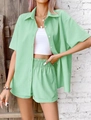 Detail von mintgrünem Kurzarmhemd und Shorts-Set aus strukturiertem Stoff für Damen - S / Hellgrün