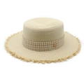 Raffia boater hat met geruite lint, franje rand en gouden metalen M-detail - M (56-58cm) / Beige