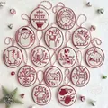 Set van 13 handgeborduurde kersthangers met rode patronen en tweekleurige ophangkoordjes - Rood-wit Stijl