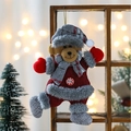 Orsetto di Natale con cappello scozzese e bordo in peluche su scaffale di legno - Stile orso