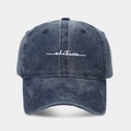 Dettaglio del ricamo bianco Whatever su un cappellino da baseball vintage in cotone lavato grigio - Blu navy