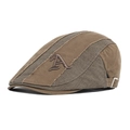 Gros plan détaillé de la casquette plate patchwork marron avec lettre A brodée - Réglable / café