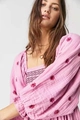 Rosa Kleid mit eckigem Ausschnitt, Stickerei, gesmokter Textur und Laternenärmeln - Rosa