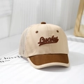 Dettaglio di rete traspirante e ricamo Lucky su cappellino bicolore bimbo - 50cm / Beige