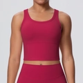 Details des dunkelrosafarbenen Yoga-Crop-Tops mit breiten Trägern und passender Leggings - Karminrot