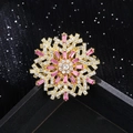 Broche flocon de neige dorée avec strass roses et transparents sur fond noir chic - Or avec Zirconia Rose