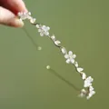 Cerchietto floreale dorato con fiori bianchi e perle su una sottile montatura in metallo - Fiore Di Fata Gentile