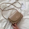 Bolso bandolera minimalista en cuero caqui con hebilla dorada y correa delgada - Caqui