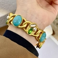 Detail van vintage gouden kettingarmband met turkoois, groene kristallen en parels - Vintage Goudkleurige Armband met Turquoise Parels / Goud-Blauw