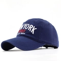 Dettaglio del ricamo bianco NEW YORK e della toppa USA sul cappellino in cotone blu navy - Blu Notte