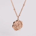 Primer plano de colgante flor de cerezo en oro rosa con relieve floral detallado en cadena - Oro rosa