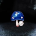 Spilla a fungo in smalto blu con perla bianca e cristalli scintillanti da donna - Fungo Blu-Perla Bianca / 【attributi Del Prodotto】questo Prodotto È Una Spilla A Forma Di Fungo. La Parte Superiore È Realizzata In Smalto Blu E Impreziosita Da Tre Strass Trasparenti. La Parte Inferiore È Collegata Da Una Perla Bianca E Dettagli Di Base Rossi. 【presentazione Visiva】l'immagine Utilizza La Macrofotografia Con Uno Sfondo Nero Caratterizzato Da Bokeh Che Mette In Risalto Il Soggetto. La Qualità Dell'immagine È Elevata Chiara E Nitida Con Un'esposizione Accurata E Un'ottima Texture. L'impatto Estetico È Elevato Con Una Composizione Professionale Colori Armoniosi Illuminazione Naturale E Un Forte Impatto Visivo. 【contenuto Testuale】non È Presente Alcun Testo Nell'immagine. 【conclusione Della Revisione】la Decisione È Approvata. Il Soggetto Del Prodotto È Chiaro E Non Sono Presenti Filigrane O Testi Che Necessitano Di Elaborazione. 【etichette Logistiche】nessuna. 【rischio Di Violazione】nessuno. Non Sono Stati Identificati Elementi Specifici Del Design Del Marchio; La Probabilità Di Violazione È Dello 00%. 【parametri Del Prodotto】non Sono Disponibili Informazioni Sui Parametri Testuali.