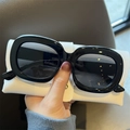 Gafas de sol retro de montura negra gruesa con lentes grises y estuche de cuero blanco - Montura Grande Retro / Montura Negra / Lentes Negras