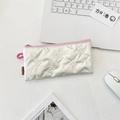 Trousse blanche à motif nœuds matelassé avec fermeture éclair rose et tissu imperméable - Style de fermeture éclair matelassée à nœud / Blanc Cassé