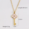 Detail van vergulde sleutelketting met roze klaver en afmetingen op witte achtergrond - 2091-Bloem Sleutel
