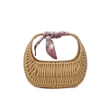 Dettaglio borsa a cesto in paglia intrecciata beige con sciarpa decorativa rosa di seta - Cachi