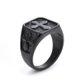 Vista macro di un anello a sigillo nero da uomo con motivo a croce e trama opaca - US 8 / Nero