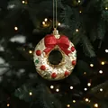 Ghirlanda di Natale dorata con grande fiocco rosso glitterato e palline colorate festive - Stile Corona