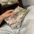 Pochette porta trucchi in seta verde con motivi floreali rosa e zip in metallo - Piccolo / Stagno di Loto.Piccolo