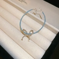 Blauwe kralenarmband met een zilveren vlinderhanger en kristallen in een sieradendoosje - 18# Armband-Blauw