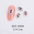 Dettaglio di gioielli per unghie da 8,5x11mm con pietra ovale multicolore e strass scintillanti - Stile Ovale Gemma Aurora (8999)