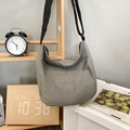 Bolso medialuna de nailon gris con correa negra ajustable y cierre de cremallera - Gris