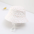 Détail d'un chapeau de soleil bébé en coton avec imprimé cerises et cordon réglable - Cerise Rose Clair