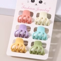 Vista macro de 6 mini pinzas para el cabello mate sobre tarjeta de gatito - Estilo Pulpo / Juego de 6 piezas