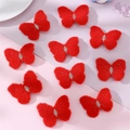 Détail de patchs papillons rouges en feutre avec couture argentée sur fond rose - Ensemble de 10 pièces Papillon Rouge