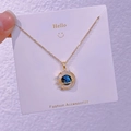 Dettaglio della collana con ciondolo stella dorata e pianeta blu con cristalli - Luna Stella Pianeta (XK0010)