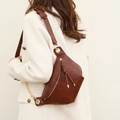 Bolso de pecho retro de cuero suave marrón para mujer con cadena dorada y detalle tejido - Marrón