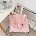 Dettaglio della borsa tote in tela rosa con fodera verde e ricamo floreale elegante - Rosa Chiaro