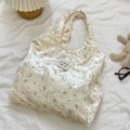Détail d'un sac à bandoulière en velours imprimé ours dans un décor esthétique cosy - Jaune