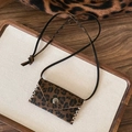 Halskette mit Leder-Leopardenmuster-Taschenanhänger, Zierstich und Silberknopf - Dunkelkaffee - Quadratisch