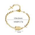 Detalle de medalla de San Benito chapada en oro 18K y cruz en pulsera de cuentas - Oro de 18K / Dorado