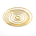 Pendientes de aro dorados de acero inoxidable para mujer en varios tamaños sobre blanco - 15mm