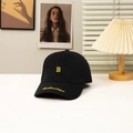 Vista detallada de gorra de béisbol negra con logo B amarillo y bordado Boston 1967 - Negro y Oro