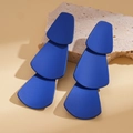 Makro-Detail der kobaltblauen geometrisch gestuften Ohrringe mit matter Textur-Oberfläche - Blau