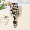 Vue détaillée de la brosse à cheveux noire avec motif floral rétro et trou de suspension - Style B Coeur Coloré