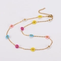 Détail du collier chaîne dorée avec petites perles marguerites colorées et fermoir mousqueton - Collier