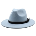 Dettaglio del cappello fedora azzurro con nastro in pelle nera e fibbia dorata fine - M (56-58cm) / Celeste