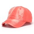 Détails de la casquette en denim rose corail délavé avec design vintage à trous usés - Rose corail