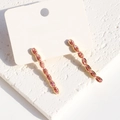 Boucles d'oreilles pendantes en zircon rose plaqué or sur porte-bijoux blanc élégant - Boucles d'oreilles pendantes / Rose Or