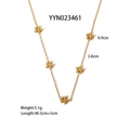 Detail der goldenen Blumenkette mit 0,9 cm Anhängern und 40,5 cm Kette mit Maßen gezeigt - Gänseblümchen-Halskette (YYN023461)