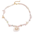 Dettaglio della collana di perline rosa con ciondolo a conchiglia e stelle marine per l'estate - Oro KC 5684