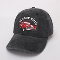 Detail van vintage rode auto borduursel en Motor Club tekst op grijze gewassen katoenen pet - 48-53cm (3-8 jaar) / Zwart