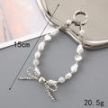 Detailansicht der 15 cm Perlen-Handschlaufe mit Silberherz und Strass-Kugel - Unregelmäßige Künstliche Perle Silberne Schleife (K3290)