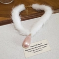 Dettaglio della collana di peluche bianca con un ciondolo a perla rosa a forma di goccia - Stile Perla Goccia d'Acqua Rosa / Rosa (2# Collana-Bianco-Rosa)